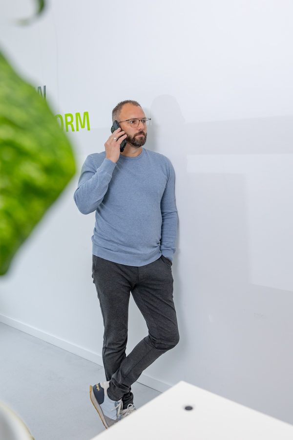 Collega in gesprek bij CyberPlanet